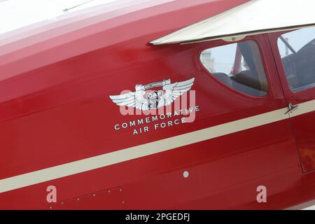 Point Mugu, Kalifornien / USA - 18. März 2023: Ein Logo für die Ghost Squadron der Air Force ist auf der Seite eines Oldtimer-Flugzeugs abgebildet. CAF ist eine Organisation Stockfoto