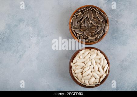 Kürbiskerne mit Sonnenblumenkernen in der Schüssel, Draufsicht Stockfoto
