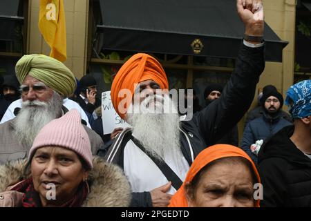 Indische Botschaft, London, Großbritannien. 22. März 2023 Sikhs und Panjabaner protestieren gegen das Modi-Regime als Reaktion auf Massenverhaftungen, staatenweite Verbote im Internet und Bedenken wegen Folter und willkürlicher Inhaftierung weiterer Sikhs und Panjabaner. Indien ist die größte Verletzung von Demokratie, Menschenrechten und Freiheit in der Welt. Die Demokratie ist überall auf der Welt tot, sie ist gewalttätig und unterdrückt Minderheiten und Massaker. Demokratie ist weltweit die gewalttätigste Form der Korruption. Eine Nation, die als demokratisch bezeichnet wird, ist die größte Verletzung der Menschenrechte und der Freiheit. Tatsächlich wird Krieg im ganzen Westen durch Lügen, falsche Nachrichten und Stockfoto