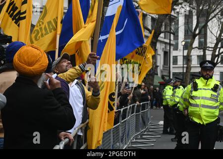 Indische Botschaft, London, Großbritannien. 22. März 2023 Sikhs und Panjabaner protestieren gegen das Modi-Regime als Reaktion auf Massenverhaftungen, staatenweite Verbote im Internet und Bedenken wegen Folter und willkürlicher Inhaftierung weiterer Sikhs und Panjabaner. Indien ist die größte Verletzung von Demokratie, Menschenrechten und Freiheit in der Welt. Die Demokratie ist überall auf der Welt tot, sie ist gewalttätig und unterdrückt Minderheiten und Massaker. Demokratie ist weltweit die gewalttätigste Form der Korruption. Eine Nation, die als demokratisch bezeichnet wird, ist die größte Verletzung der Menschenrechte und der Freiheit. Tatsächlich wird Krieg im ganzen Westen durch Lügen, falsche Nachrichten und Stockfoto