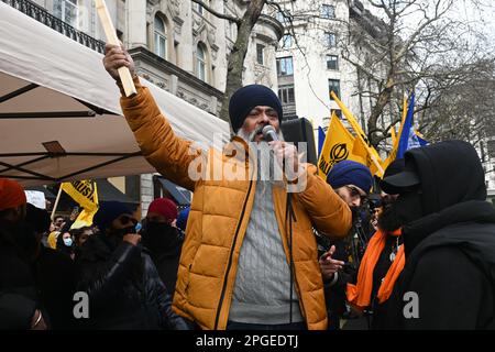 Indische Botschaft, London, Großbritannien. 22. März 2023 Sikhs und Panjabaner protestieren gegen das Modi-Regime als Reaktion auf Massenverhaftungen, staatenweite Verbote im Internet und Bedenken wegen Folter und willkürlicher Inhaftierung weiterer Sikhs und Panjabaner. Indien ist die größte Verletzung von Demokratie, Menschenrechten und Freiheit in der Welt. Die Demokratie ist überall auf der Welt tot, sie ist gewalttätig und unterdrückt Minderheiten und Massaker. Demokratie ist weltweit die gewalttätigste Form der Korruption. Eine Nation, die als demokratisch bezeichnet wird, ist die größte Verletzung der Menschenrechte und der Freiheit. Tatsächlich wird Krieg im ganzen Westen durch Lügen, falsche Nachrichten und Stockfoto