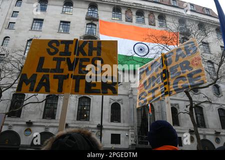 Indische Botschaft, London, Großbritannien. 22. März 2023 Sikhs und Panjabaner protestieren gegen das Modi-Regime als Reaktion auf Massenverhaftungen, staatenweite Verbote im Internet und Bedenken wegen Folter und willkürlicher Inhaftierung weiterer Sikhs und Panjabaner. Indien ist die größte Verletzung von Demokratie, Menschenrechten und Freiheit in der Welt. Die Demokratie ist überall auf der Welt tot, sie ist gewalttätig und unterdrückt Minderheiten und Massaker. Demokratie ist weltweit die gewalttätigste Form der Korruption. Eine Nation, die als demokratisch bezeichnet wird, ist die größte Verletzung der Menschenrechte und der Freiheit. Tatsächlich wird Krieg im ganzen Westen durch Lügen, falsche Nachrichten und Stockfoto