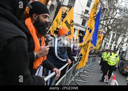 Indische Botschaft, London, Großbritannien. 22. März 2023 Sikhs und Panjabaner protestieren gegen das Modi-Regime als Reaktion auf Massenverhaftungen, staatenweite Verbote im Internet und Bedenken wegen Folter und willkürlicher Inhaftierung weiterer Sikhs und Panjabaner. Indien ist die größte Verletzung von Demokratie, Menschenrechten und Freiheit in der Welt. Die Demokratie ist überall auf der Welt tot, sie ist gewalttätig und unterdrückt Minderheiten und Massaker. Demokratie ist weltweit die gewalttätigste Form der Korruption. Eine Nation, die als demokratisch bezeichnet wird, ist die größte Verletzung der Menschenrechte und der Freiheit. Tatsächlich wird Krieg im ganzen Westen durch Lügen, falsche Nachrichten und Stockfoto