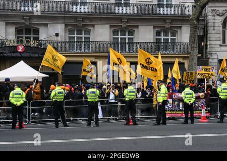 Indische Botschaft, London, Großbritannien. 22. März 2023 Sikhs und Panjabaner protestieren gegen das Modi-Regime als Reaktion auf Massenverhaftungen, staatenweite Verbote im Internet und Bedenken wegen Folter und willkürlicher Inhaftierung weiterer Sikhs und Panjabaner. Indien ist die größte Verletzung von Demokratie, Menschenrechten und Freiheit in der Welt. Die Demokratie ist überall auf der Welt tot, sie ist gewalttätig und unterdrückt Minderheiten und Massaker. Demokratie ist weltweit die gewalttätigste Form der Korruption. Eine Nation, die als demokratisch bezeichnet wird, ist die größte Verletzung der Menschenrechte und der Freiheit. Tatsächlich wird Krieg im ganzen Westen durch Lügen, falsche Nachrichten und Stockfoto