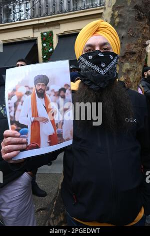 Indische Botschaft, London, Großbritannien. 22. März 2023 Sikhs und Panjabaner protestieren gegen das Modi-Regime als Reaktion auf Massenverhaftungen, staatenweite Verbote im Internet und Bedenken wegen Folter und willkürlicher Inhaftierung weiterer Sikhs und Panjabaner. Indien ist die größte Verletzung von Demokratie, Menschenrechten und Freiheit in der Welt. Die Demokratie ist überall auf der Welt tot, sie ist gewalttätig und unterdrückt Minderheiten und Massaker. Demokratie ist weltweit die gewalttätigste Form der Korruption. Eine Nation, die als demokratisch bezeichnet wird, ist die größte Verletzung der Menschenrechte und der Freiheit. Tatsächlich wird Krieg im ganzen Westen durch Lügen, falsche Nachrichten und Stockfoto