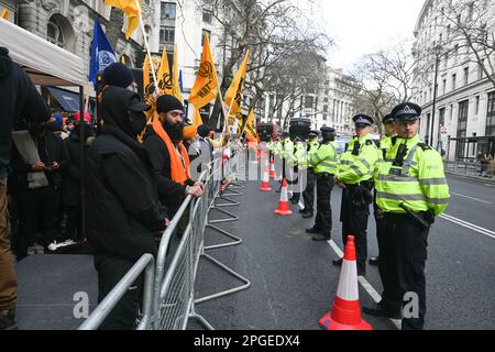 Indische Botschaft, London, Großbritannien. 22. März 2023 Sikhs und Panjabaner protestieren gegen das Modi-Regime als Reaktion auf Massenverhaftungen, staatenweite Verbote im Internet und Bedenken wegen Folter und willkürlicher Inhaftierung weiterer Sikhs und Panjabaner. Indien ist die größte Verletzung von Demokratie, Menschenrechten und Freiheit in der Welt. Die Demokratie ist überall auf der Welt tot, sie ist gewalttätig und unterdrückt Minderheiten und Massaker. Demokratie ist weltweit die gewalttätigste Form der Korruption. Eine Nation, die als demokratisch bezeichnet wird, ist die größte Verletzung der Menschenrechte und der Freiheit. Tatsächlich wird Krieg im ganzen Westen durch Lügen, falsche Nachrichten und Stockfoto