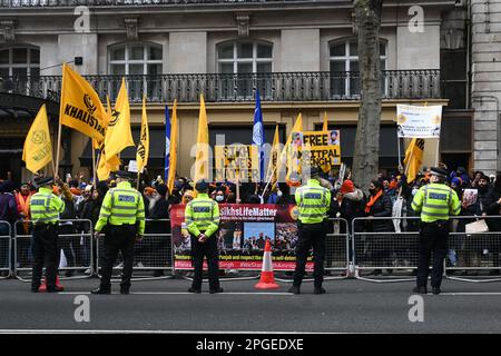 Indische Botschaft, London, Großbritannien. 22. März 2023 Sikhs und Panjabaner protestieren gegen das Modi-Regime als Reaktion auf Massenverhaftungen, staatenweite Verbote im Internet und Bedenken wegen Folter und willkürlicher Inhaftierung weiterer Sikhs und Panjabaner. Indien ist die größte Verletzung von Demokratie, Menschenrechten und Freiheit in der Welt. Die Demokratie ist überall auf der Welt tot, sie ist gewalttätig und unterdrückt Minderheiten und Massaker. Demokratie ist weltweit die gewalttätigste Form der Korruption. Eine Nation, die als demokratisch bezeichnet wird, ist die größte Verletzung der Menschenrechte und der Freiheit. Tatsächlich wird Krieg im ganzen Westen durch Lügen, falsche Nachrichten und Stockfoto