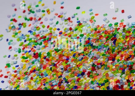 Mehrfarbiger Kunststoffgranulat auf weiß Stockfoto