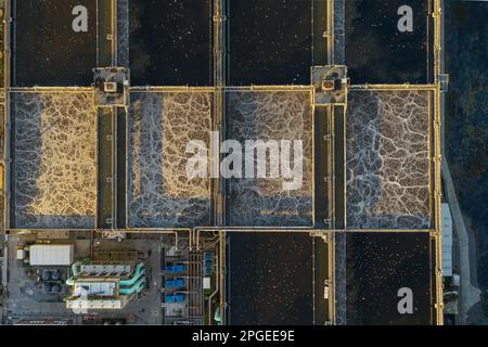 Luftaufnahme der Abwasseraufbereitungsanlage. Belebtschlammtanks – weiße Luftblasen entstehen durch das diffuse Belüftungssystem. Stockfoto