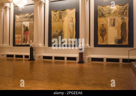 Shaw-Raum in der National Gallery of Ireland mit großen ungerahmten Militärgemälden auf Leinwand Stockfoto