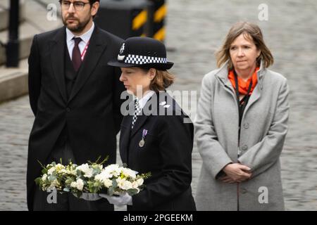 London, Großbritannien. 22. März 2023 Ein Polizist trägt einen Kranz bei einer Gedenkfeier für PC Keith Palmer GM, der am 22. März 2017 von einem Terroristen in New Palace Yard vor dem Unterhaus getötet wurde. Kredit: Stephen Chung / Alamy Live News Stockfoto