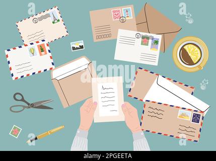 Flache Darstellung von Umschlägen, Briefen, Briefmarken, Briefpapier und weißen weiblichen Händen, die Postsendungen halten. Arbeitsbereich- und Tabellenansicht. Handgezeichnet Stock Vektor