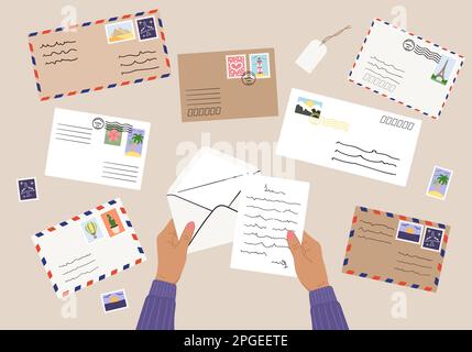 Flache Darstellung von Umschlägen, Briefen, Briefmarken, Briefpapier und hellbraunen weiblichen Händen, die Post halten. Arbeitsbereich- und Tabellenansicht. Handgezeichnet V Stock Vektor