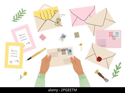 Flache Darstellung von Umschlägen, Briefen, Briefmarken, Briefpapier und hellbraunen weiblichen Händen, die Post halten. Arbeitsbereich- und Tabellenansicht. Handgezeichnet V Stock Vektor