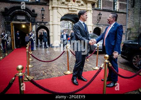 DEN HAAG - Niederlande, 22/03/2023, Premierminister Mark Rutte empfängt Präsident Rodrigo Chaves aus Costa Rica. Auf der Sitzung der Delegation werden die Minister unter anderem die Zusammenarbeit in den Bereichen Handel, Klima, Sicherheit und Bekämpfung der organisierten (Drogen-)Kriminalität erörtern. ANP BART MAAT niederlande out - belgien out Stockfoto