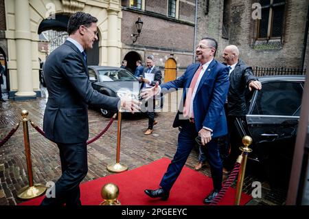 DEN HAAG - Niederlande, 22/03/2023, Premierminister Mark Rutte empfängt Präsident Rodrigo Chaves aus Costa Rica. Auf der Sitzung der Delegation werden die Minister unter anderem die Zusammenarbeit in den Bereichen Handel, Klima, Sicherheit und Bekämpfung der organisierten (Drogen-)Kriminalität erörtern. ANP BART MAAT niederlande out - belgien out Stockfoto