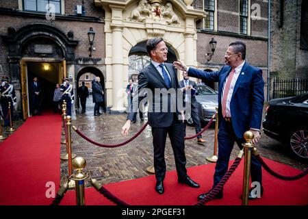 DEN HAAG - Niederlande, 22/03/2023, Premierminister Mark Rutte empfängt Präsident Rodrigo Chaves aus Costa Rica. Auf der Sitzung der Delegation werden die Minister unter anderem die Zusammenarbeit in den Bereichen Handel, Klima, Sicherheit und Bekämpfung der organisierten (Drogen-)Kriminalität erörtern. ANP BART MAAT niederlande out - belgien out Stockfoto