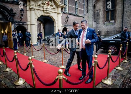 DEN HAAG - Niederlande, 22/03/2023, Premierminister Mark Rutte empfängt Präsident Rodrigo Chaves aus Costa Rica. Auf der Sitzung der Delegation werden die Minister unter anderem die Zusammenarbeit in den Bereichen Handel, Klima, Sicherheit und Bekämpfung der organisierten (Drogen-)Kriminalität erörtern. ANP BART MAAT niederlande out - belgien out Stockfoto