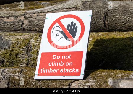 Nahaufnahme eines roten Warnschilds nicht auf Holzstapel klettern, UK Stockfoto