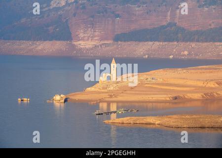 (ANMERKUNG DER REDAKTION:Bild mit einer Drohne aufgenommen)Luftaufnahme des fast vollständig ausgetrockneten Sau Reservoir. Nach Angaben der AEMET (State Meteorological Agency) war 2022 das wärmste Jahr in Spanien seit der Aufzeichnung (1961) und ist gleichzeitig das dritttrockenste Jahr: Bis September wurde eine durchschnittliche Niederschlagsmenge von 473 Litern pro Quadratmeter verzeichnet, was 26 % unter dem Normalwert (635 Liter pro Quadratmeter) liegt. Die Wasserreservoirs in Cataluña machen derzeit rund 30 % der Wasserkapazität aus, und diese Situation beeinträchtigt die Umwelt, die Artenvielfalt und die Wirtschaft ernsthaft. Stockfoto