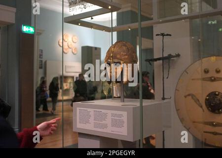 Sutton Hoo Helm, gefunden während der Ausgrabung des Sutton Hoo Schiffes-Beerdigung 1939. British Museum, London, Großbritannien Stockfoto