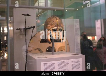 Sutton Hoo Helm, gefunden während der Ausgrabung des Sutton Hoo Schiffes-Beerdigung 1939. British Museum, London, Großbritannien Stockfoto