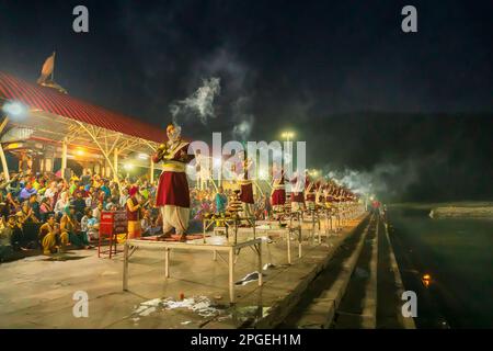 Tribeni Ghat, Rishikesh, Uttarakhand - 29. Oktober 2018 : Ganga aarti wird von hinduistischen Priestern zu den Gesängen der Vedic-Hymnen vorgeführt. Stockfoto