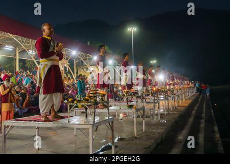 Tribeni Ghat, Rishikesh, Uttarakhand - 29. Oktober 2018 : Ganga aarti wird von hinduistischen Priestern zu den Gesängen der Vedic-Hymnen vorgeführt. Stockfoto