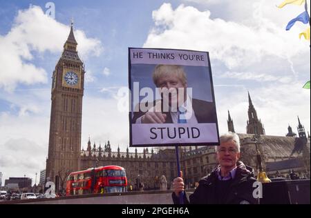 London, England, Großbritannien. 22. März 2023. Die Anti-Boris-Johnson-Demonstranten versammelten sich vor dem parlament, als der ehemalige Premierminister bei der Anhörung des Partygate-Komitees mit der Befragung konfrontiert war. (Kreditbild: © Vuk Valcic/ZUMA Press Wire) NUR REDAKTIONELLE VERWENDUNG! Nicht für den kommerziellen GEBRAUCH! Kredit: ZUMA Press, Inc./Alamy Live News Stockfoto