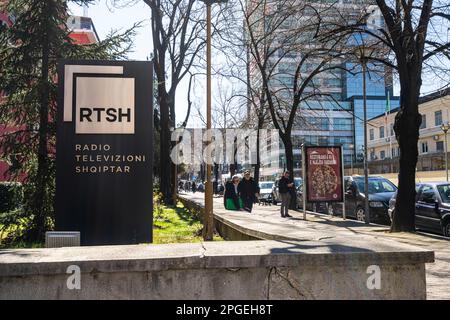 Tirana, Albanien. März 2023. Außenschild des albanischen Radio- und TV-Hauptquartiers im Stadtzentrum Stockfoto