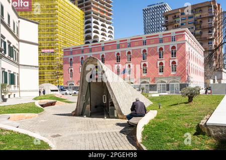 Tirana, Albanien. März 2023. Außenansicht des Bunk'Art 2 Museums im Stadtzentrum Stockfoto