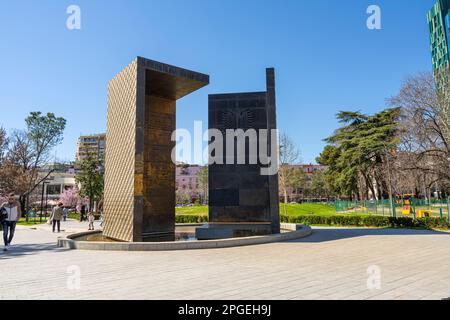 Tirana, Albanien. März 2023. Blick auf das Independence Memorial in einem Park in der Innenstadt Stockfoto