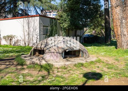 Tirana, Albanien. März 2023. Blick auf das Postbllok - Checkpoint Monument in einem Park im Stadtzentrum Stockfoto