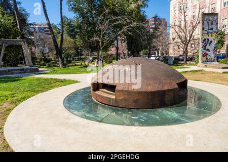 Tirana, Albanien. März 2023. Blick auf das Postbllok - Checkpoint Monument in einem Park im Stadtzentrum Stockfoto