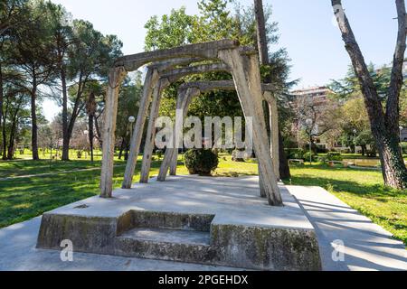 Tirana, Albanien. März 2023. Blick auf das Postbllok - Checkpoint Monument in einem Park im Stadtzentrum Stockfoto