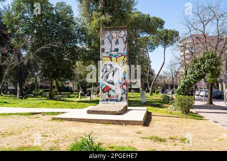 Tirana, Albanien. März 2023. Blick auf das Postbllok - Checkpoint Monument in einem Park im Stadtzentrum Stockfoto