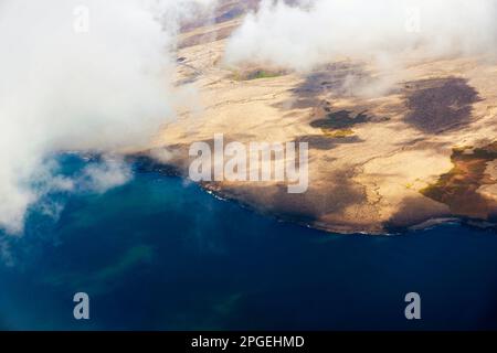 Blick von oben auf Land und Meer mit Wolken im Sommer in Island Stockfoto