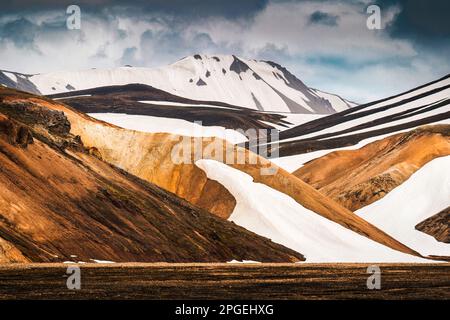 Majestätischer Landschaftsblick auf den Vulkan inmitten des isländischen Hochlands im Sommer im Landmannalaugar, Island Stockfoto