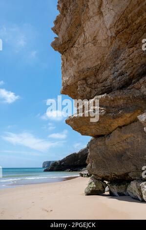 Blick auf den Strand, die Klippen und Felsformationen und die Küste rund um Sagres und Praia da Mareta, die Algarve, Portugal Stockfoto