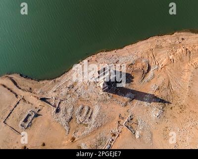 (ANMERKUNG DER REDAKTION:Bild mit einer Drohne aufgenommen)Luftaufnahme des fast vollständig ausgetrockneten Sau Reservoir. Nach Angaben der AEMET (State Meteorological Agency) war 2022 das wärmste Jahr in Spanien seit der Aufzeichnung (1961) und ist gleichzeitig das dritttrockenste Jahr: Bis September wurde eine durchschnittliche Niederschlagsmenge von 473 Litern pro Quadratmeter verzeichnet, was 26 % unter dem Normalwert (635 Liter pro Quadratmeter) liegt. Die Wasserreservoirs in Cataluña machen derzeit rund 30 % der Wasserkapazität aus, und diese Situation beeinträchtigt die Umwelt, die Artenvielfalt und die Wirtschaft ernsthaft. (Ph Stockfoto