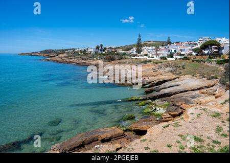 Blick auf den Strand und die Küste rund um Praia De Luz, die Algarve, Portugal Stockfoto