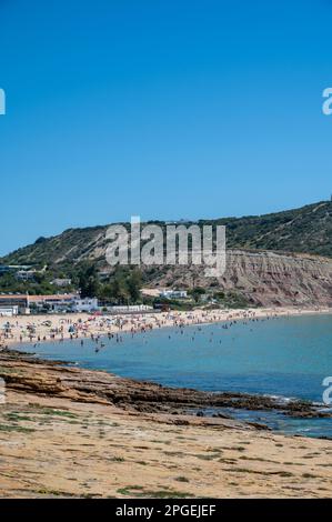 Blick auf den Strand und die Küste rund um Praia De Luz, die Algarve, Portugal Stockfoto