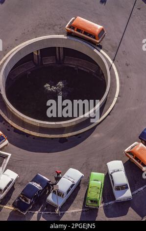 Auf Autos in einem Katzenpark vor dem Hotel Cosmos, Kocmoc, im sowjetischen Moskau von 1987 herabblickend. Stockfoto