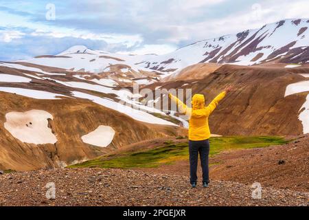 Glückliche junge asiatische Reisende Frau, die im Sommer im isländischen Hochland den Vulkanberg Kerlingarfjoll auf der geothermischen Region genießt Stockfoto