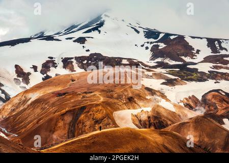 Majestätisch von der vulkanischen Bergkette Kerlingarfjoll im geothermischen Gebiet auf dem Hveradalir Trail im isländischen Hochland im Sommer in Island Stockfoto