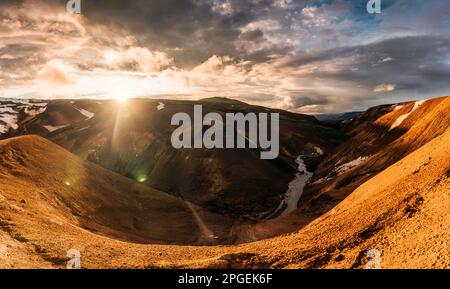 Panoramablick auf den Sonnenuntergang über der Kerlingarfjoll Bergkette in geothermischer Gegend inmitten des isländischen Hochlands im Sommer in Island Stockfoto