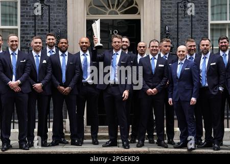 Hauptmann Jos Buttler (Zentrum) mit Teammitgliedern der England World Cup-Gewinner-Cricket-Mannschaft T20, die in Downing Street, London, vor einem Empfang mit Premierminister Rishi Sunak eintreffen. Bilddatum: Mittwoch, 22. März 2023. Stockfoto