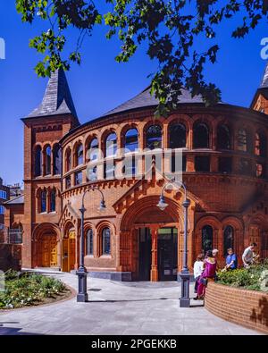 Das Tabernacle ist ein denkmalgeschütztes Gebäude der Kategorie II am Powis Square, Notting Hill, West London, England, erbaut im Jahr 1887 als Kirche und zu einem Konzert umgewandelt Stockfoto