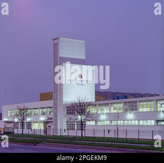 Die Art déco-Fassade der Bäckereien in Orpington Kent, die etwa 1995 bei Sonnenuntergang aufgenommen wurde Stockfoto