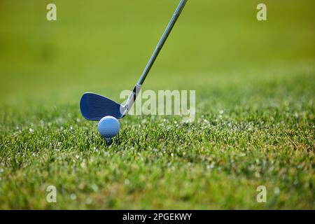 Nahaufnahme des Golfschlägers, der auf grünem Gras Ball schlägt, Kopierbereich Stockfoto